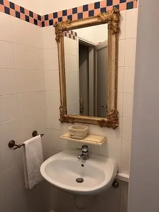 Tek Büyük veya İki Ayrı Yataklı Oda, Ortak Banyo