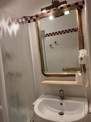 Tek Büyük veya İki Ayrı Yataklı Oda, Ortak Banyo