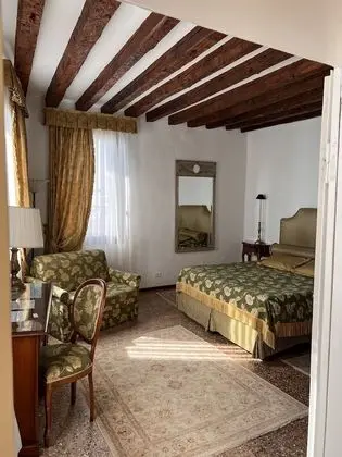 Tek Büyük Yataklı Oda, Ortak Banyo, Kanal Manzaralı