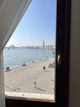 Tek Büyük Yataklı Oda, Ortak Banyo, Kanal Manzaralı