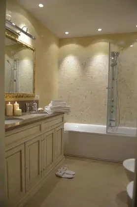 Junior Tek Büyük veya İki Ayrı Yataklı Oda