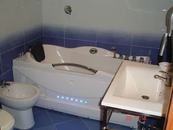 Büyük Yataklı Tek Kişilik Oda