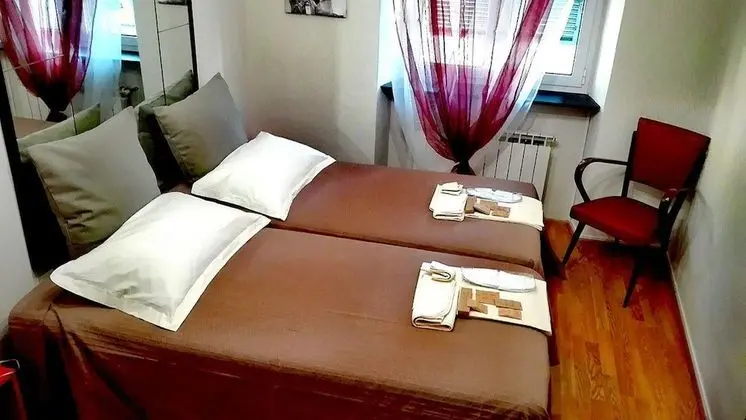 Oda, 2 Tek Kişilik Yatak, Ortak Banyo