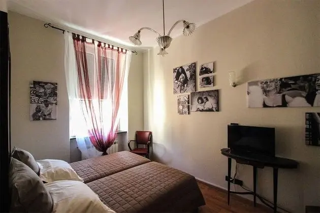 Oda, 2 Tek Kişilik Yatak, Ortak Banyo