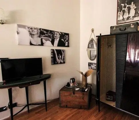 Oda, 2 Tek Kişilik Yatak, Ortak Banyo
