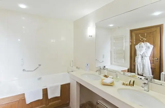 Deluxe Tek Büyük veya İki Ayrı Yataklı Oda, Nehir Manzaralı