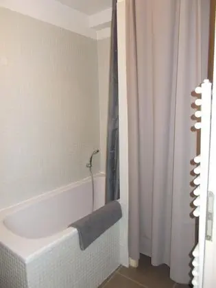 Family Ev, Banyolu/Duşlu, Avlu Manzaralı (Cote Cour)