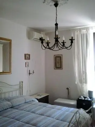 İki Ayrı Yataklı Oda, Ortak Banyo