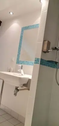 Üç Kişilik Oda (Les Pains Benis)