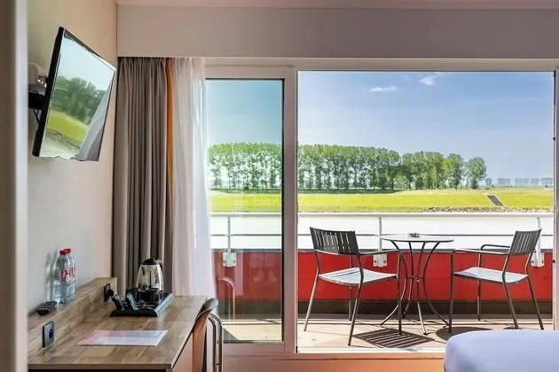 Tek Büyük veya İki Ayrı Yataklı Oda, Balkon, Nehir Manzaralı