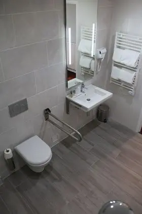 Tek Büyük veya İki Ayrı Yataklı Oda, Balkon, Nehir Manzaralı