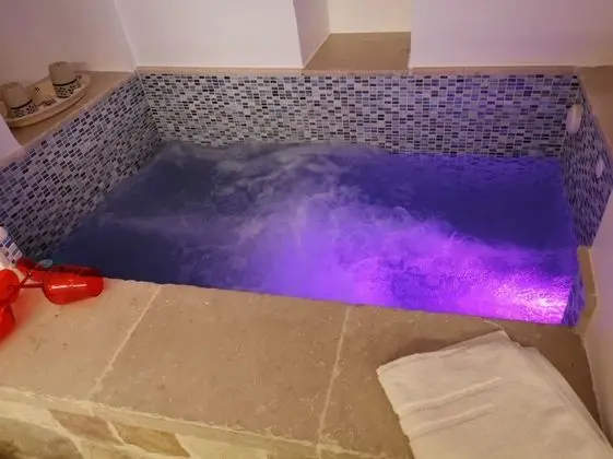 Tek Büyük Yataklı Oda, Jakuzi