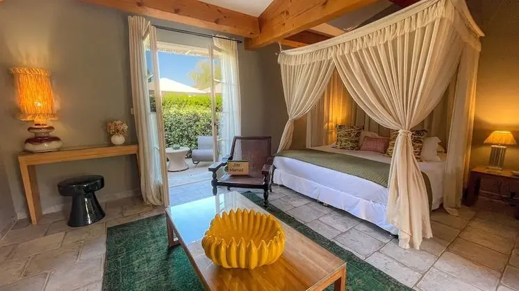 Luxury Oda
