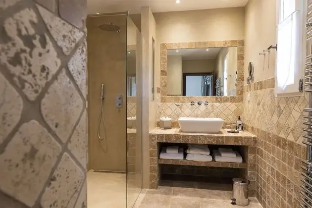 Luxury Oda