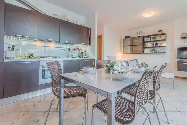 Panoramic Apart Daire, Göl Manzaralı