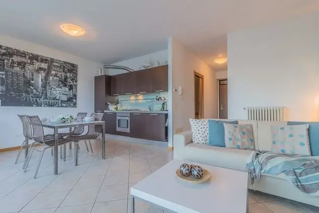 Panoramic Apart Daire, Göl Manzaralı