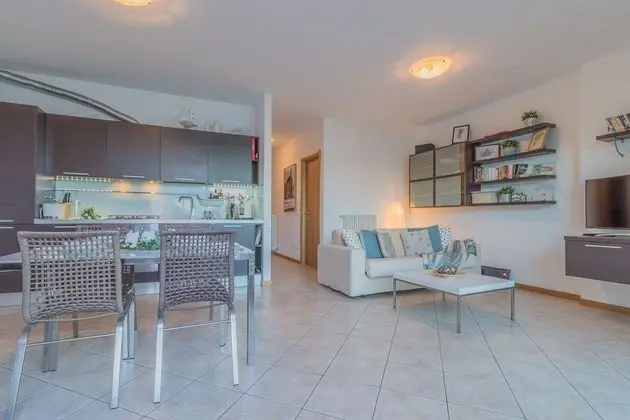 Panoramic Apart Daire, Göl Manzaralı