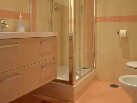 Tek Büyük Yataklı Oda, Ortak Banyo