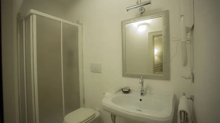 Standard Tek Büyük veya İki Ayrı Yataklı Oda, Banyolu/Duşlu