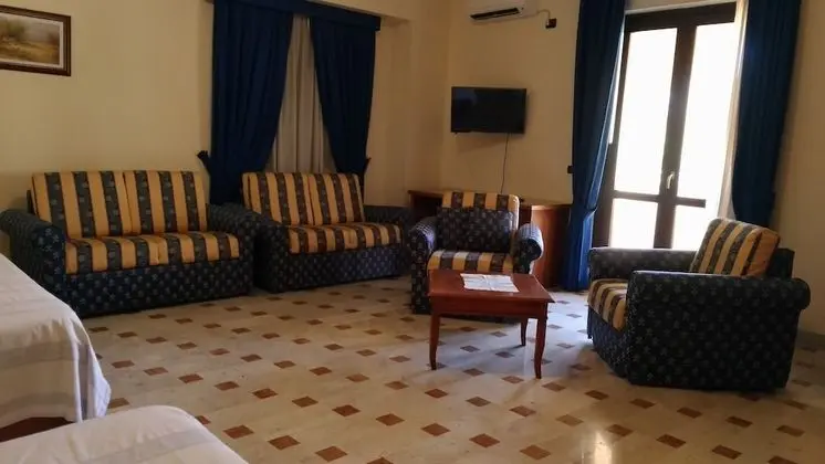 Junior Süit, Balkon