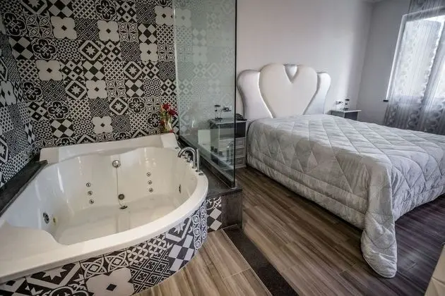 Junior Süit, Sıcak Su Küveti