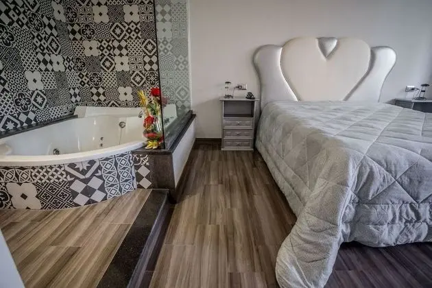 Junior Süit, Sıcak Su Küveti