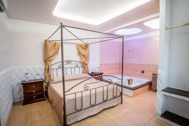 Junior Süit, Sıcak Su Küveti