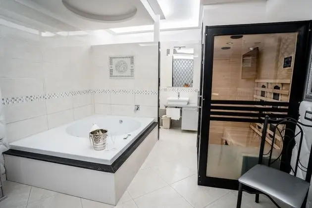 Junior Süit, Sıcak Su Küveti