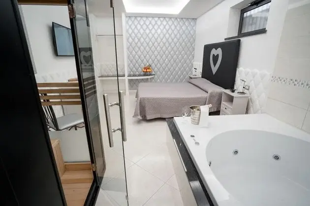 Junior Süit, Sıcak Su Küveti