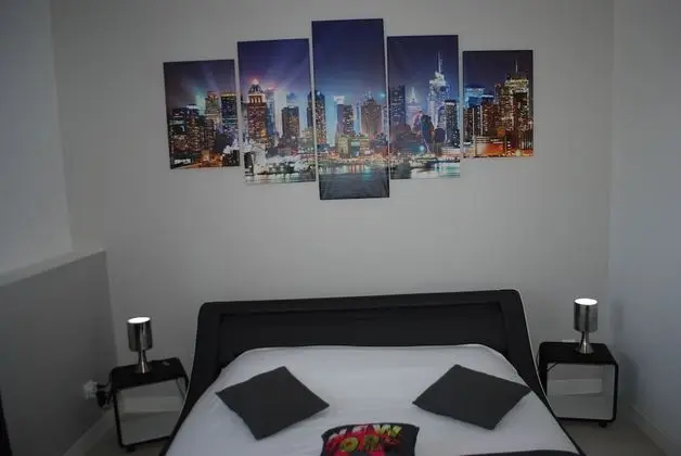 Tek Büyük Yataklı Oda, Avlu