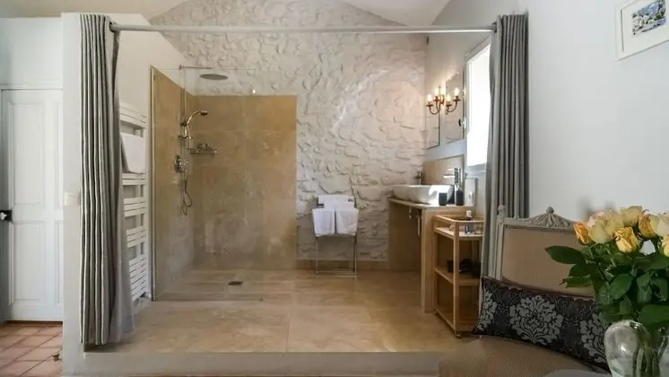 Deluxe Tek Büyük Yataklı Oda (Cerises)