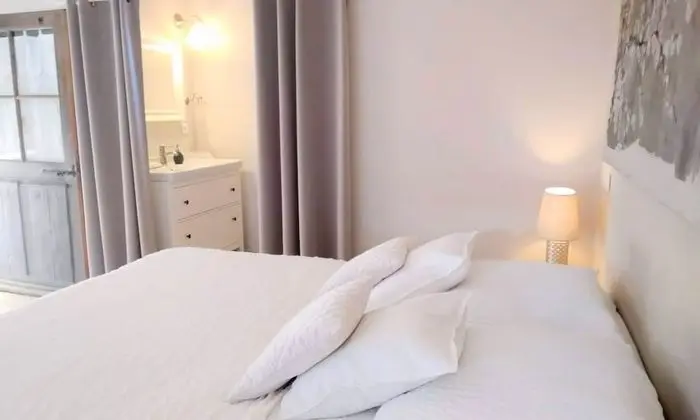 Superior Tek Büyük Yataklı Oda, Özel Banyo, Havuz Manzaralı (Chambre  Magnanerie)