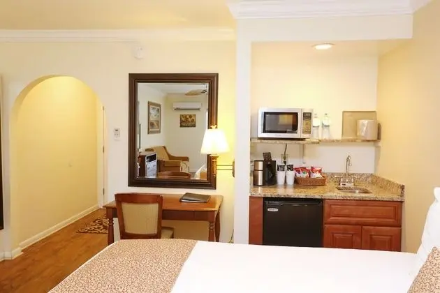 Deluxe Room, Partial Oceanview, 2 Queen Beds, Balcony