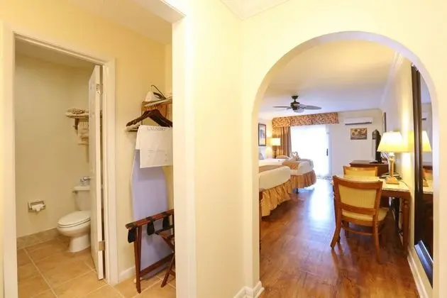 Deluxe Room, Partial Oceanview, 2 Queen Beds, Balcony