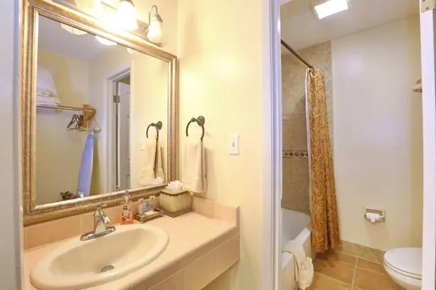 Deluxe Room, Partial Oceanview, 2 Queen Beds, Balcony