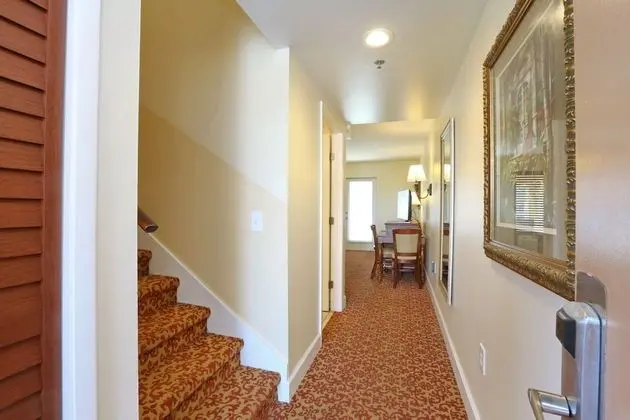 Two Story Townhouse Suite, Partial Oceanview, Jetted Tub