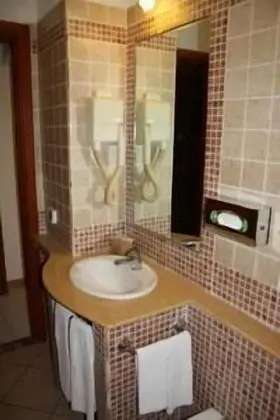 Büyük Yataklı Tek Kişilik Oda