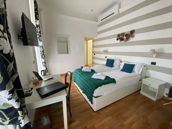 Deluxe Tek Büyük Yataklı Oda, Teras, Göl Manzaralı