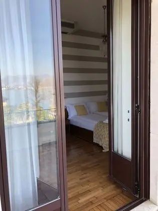 Deluxe Tek Büyük Yataklı Oda, Teras, Göl Manzaralı