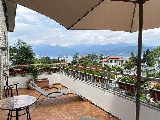 Deluxe Tek Büyük Yataklı Oda, Teras, Göl Manzaralı