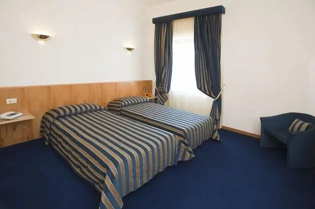 Büyük Yataklı Tek Kişilik Oda