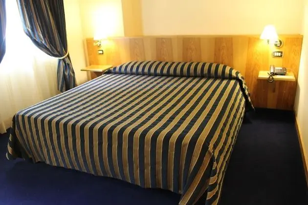 Büyük Yataklı Tek Kişilik Oda