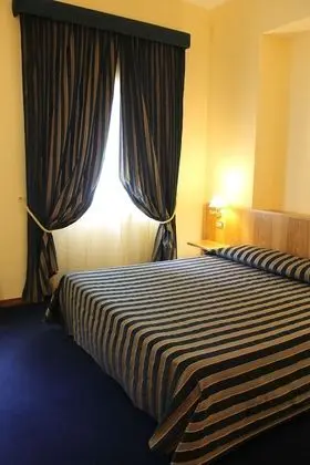 Büyük Yataklı Tek Kişilik Oda