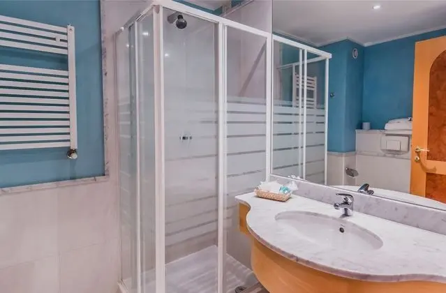 Basic Tek Büyük veya İki Ayrı Yataklı Oda