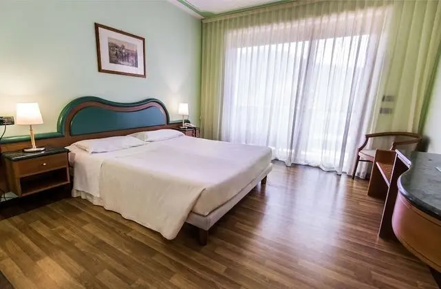 Büyük Yataklı Tek Kişilik Oda