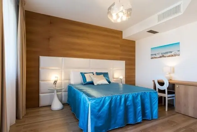 Tek Büyük veya İki Ayrı Yataklı Oda, Deniz Manzaralı