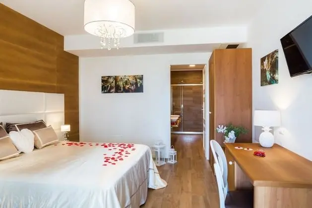 Tek Büyük veya İki Ayrı Yataklı Oda, Deniz Manzaralı