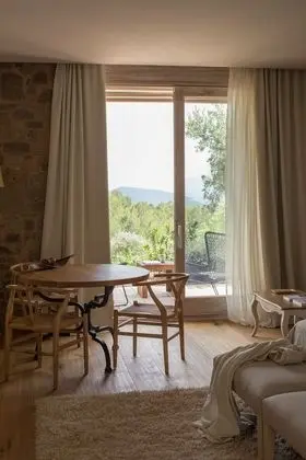 Junior Tek Büyük veya İki Ayrı Yataklı Oda