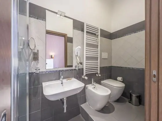 Standard Üç Kişilik Oda, Banyolu/Duşlu