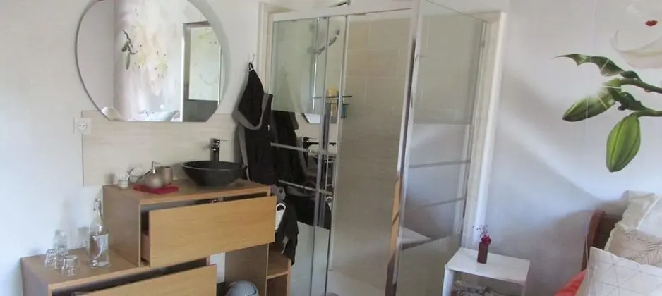 Tek Büyük Yataklı Oda, 1 Büyük (Queen) Boy Yatak, Özel Banyo, Bahçe Manzaralı (Lucie)